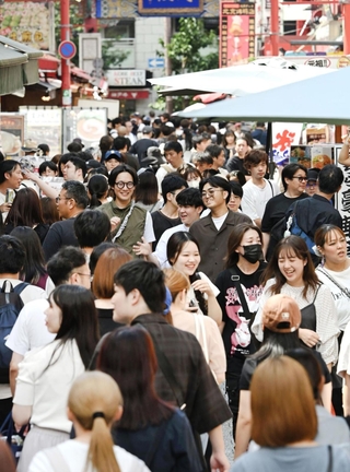 大型連休が始まり、多くの観光客らでにぎわう神戸・南京町＝１９日午後、神戸市中央区（撮影・大田将之）