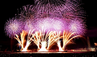 秋の夜空を彩る花火＝２０日夜、姫路市飾磨区細江（撮影・中西幸大）