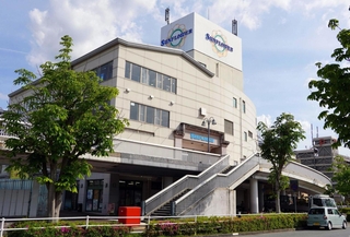 神戸電鉄フラワータウン駅前の商業ビル「サンフラワーショッピングセンター」＝三田市弥生が丘１