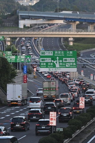 大阪方面に向かう車で渋滞する中国自動車道＝２２日午後５時１１分、神戸市北区鹿の子台南町１から（撮影・風斗雅博）