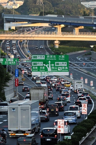 大阪方面に向かう車で渋滞する中国自動車道＝２２日午後５時３６分、神戸市北区鹿の子台南町１から（撮影・風斗雅博）