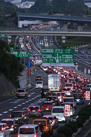 大阪方面に向かう車で渋滞する中国自動車道＝２２日午後６時６分、神戸市北区鹿の子台南町１から（撮影・風斗雅博）