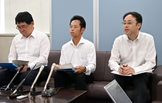 懲戒処分について説明する兵庫県教育委員会の担当者ら＝２４日午後、兵庫県庁