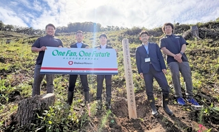 苗木の植樹に参加した山下裕史選手（左）と船曳涼太選手（右）＝長野県上田市、菅平高原（©　ＫＯＢＥ　ＳＴＥＥＬ，　ＬＴＤ．）
