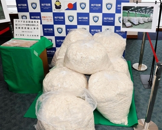 押収された覚醒剤を染み込ませた状態の綿＝神戸税関