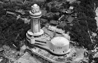 開館直前の天文科学館。寺社が建ち並ぶ風景に新風を吹き込んだ＝昭和３５（１９６０）年５月、明石市人丸町