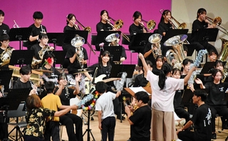 子どもたちがステージに上がり、指揮者になりきる体験コーナーもあった＝加古川市加古川町北在家