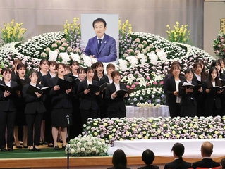 遺影の前で臼井真さんが手がけた曲を合唱する教え子ら＝２６日午後、神戸市北区鈴蘭台北町７、神戸親和大学（撮影・吉田敦史）