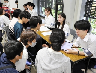 現役大学生から受験勉強の方法などを聞けるコーナー＝神戸サンボーホール
