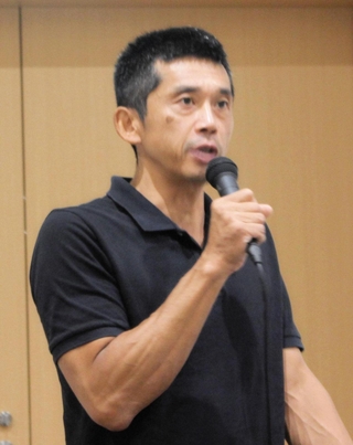高校生を前に、グリーンランドでの過酷な暮らしについて語る角幡唯介さん＝三木東・三木総合高校
