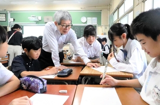 平田オリザさんの特別授業で、演劇のせりふを話し合い考える生徒たち＝神戸市西区桜が丘東町２、桜が丘中学校