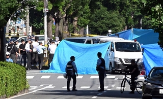 発砲事件があった現場周辺。東西方向の全４車線が通行止めになった＝３０日午後２時２４分、神戸市中央区坂口通５