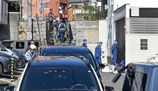 現場付近を調べる捜査員ら＝３０日午後１４時３４分、神戸市兵庫区荒田町２
