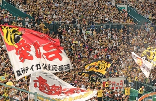 阪神－ヤクルト　６回裏阪神のチャンスで盛り上がるライトスタンド＝３０日午後、甲子園球場（撮影・吉田敦史）