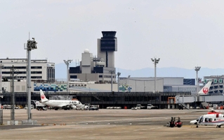 旅客機が駐機する大阪（伊丹）空港＝２０１９年４月、伊丹市