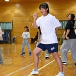 軽快な動きでダンスをする生徒ら＝１日午後、神戸市中央区楠町４、湊翔楠中学校（撮影・斎藤雅志）