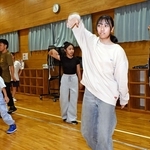 軽快な動きでダンスの練習をする生徒ら＝いずれも１日午後、神戸市中央区楠町４、湊翔楠中学校（撮影・斎藤雅志）