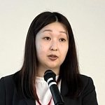 地方紙フォーラムで報告する神戸新聞社の真鍋愛記者＝京都市下京区