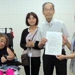 強制不妊手術の被害救済を目指し、兵庫県職員（右）に提案書を手渡す当事者と弁護士、支援者＝いずれも神戸市中央区東町、中央区文化センター