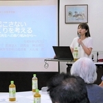 虐待事件を起こさない組織づくりについて話す神出病院の大久保恵・病院改革執行責任者＝神戸市西区神出町小束野、ケアハウスかんで