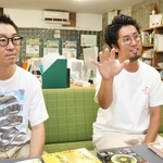 インタビューに応じる高野翔さん（左）と大塚啓志郎さん＝明石市桜町（撮影・森　信弘）