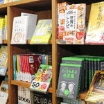 これまで刊行した本が並ぶ事務所の本棚＝明石市桜町