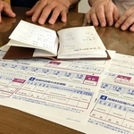 公的年金受給額が上がり、住民税課税世帯になった夫婦。介護保険料が大幅に上がる通知を受け取った＝神戸市西区