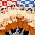 考案したマラソンレシピの料理を持つ学生＝神戸学院大学有瀬キャンパス