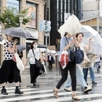 強い雨風の中を歩く人たち＝９日午前１０時１３分、神戸市中央区（撮影・鈴木雅之）
