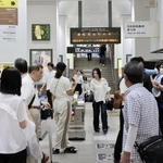倒木の影響で、一時、運転を見合わせて混雑するＪＲ神戸駅の改札口＝９日午前１１時５４分、神戸市中央区（撮影・鈴木雅之）