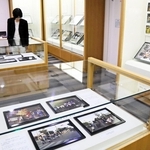 沖縄各地の祭りを調査した写真資料５１点が並ぶ会場＝神戸市中央区中山手通２、神戸女子大古典芸能研究センター