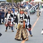 １２年前の義士行列に大石内蔵助役で登場した松平健さん（中央）＝２０１４年１２月１４日、赤穂市内