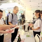 地元のＰＲのため、中学生が出展したブース＝神戸市中央区小野浜町、デザイン・クリエイティブセンター神戸