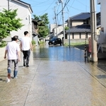高潮で冠水した住宅地の道路＝豊岡市瀬戸
