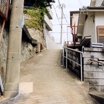 ラヒムさんが軽トラックの下敷きになって亡くなった坂。近隣住民は「ここは車が通るところじゃない」と話した＝神戸市長田区高取山町１