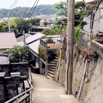 ラヒムさんが軽トラックの下敷きになって亡くなった坂。近隣住民は「ここは車が通るところじゃない」と話した＝神戸市長田区高取山町１