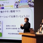 障害者が働きやすい職場づくりについて講演した北岡祐子さん（右）＝神戸市中央区東川崎町１、市産業振興センター