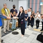 社会福祉法人「きらくえん」の野村友子事務局長（中央）から支援金を託される高橋守雄さん（左端）＝神戸市中央区小野柄通５