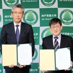 高大連携協定を結んだ舞子高校の富永和典校長（左）と、神戸常盤大学の南康博学長＝神戸市長田区大谷町２、神戸常盤大