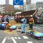 神戸市バスと大型トラックの事故現場＝１６日午前８時２３分、神戸市灘区高羽町２