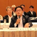 兵庫県の財政運営について言及する同県姫路市の清元秀泰市長＝１６日夜、同市左衛門堀西の町