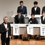 イチローさん（左）と中学生らとのトークセッション。イチローさんならではの視点で質問に答えた＝16日夜、神戸市中央区熊内橋通７、神戸芸術センター（撮影・大田将之）