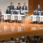 イチローさん（左端）と中学生らとのトークセッション。イチローさんならではの視点で質問に答えた＝16日夜、神戸市中央区熊内橋通７、神戸芸術センター（撮影・大田将之）