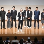 イチローさん（中央）と中学生らとのトークセッション。若者や指導者、保護者からの質問にイチローさんならではの視点で答えていった＝16日夜、神戸市中央区熊内橋通７、神戸芸術センター（撮影・大田将之）