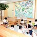 子どもたちが本を読みたくなるスペースに生まれ変わった富田小学校の図書館＝加西市窪田町