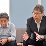 県立高校再編計画の撤回を求める署名を提出する「公立高校を守る会」の小野泰司さん（右）ら＝県庁