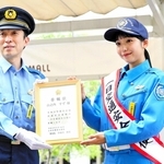 県警の宇田川佳宏本部長から委嘱状を手渡される山之内すずさん（右）＝尼崎市潮江１