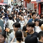 大型連休が始まり、にぎわう神戸・南京町＝１９日午前、神戸市中央区（撮影・大田将之）
