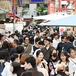 大型連休が始まり、多くの観光客らでにぎわう神戸・南京町＝１９日午後、神戸市中央区（撮影・大田将之）