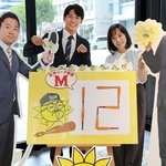 阪神タイガースのセ・リーグ連覇を信じてマジックナンバー看板を用意するサンテレビの河合皓稀アナ（中央左）と編成部の木村綾さん（同右）＝神戸市中央区東川崎町１